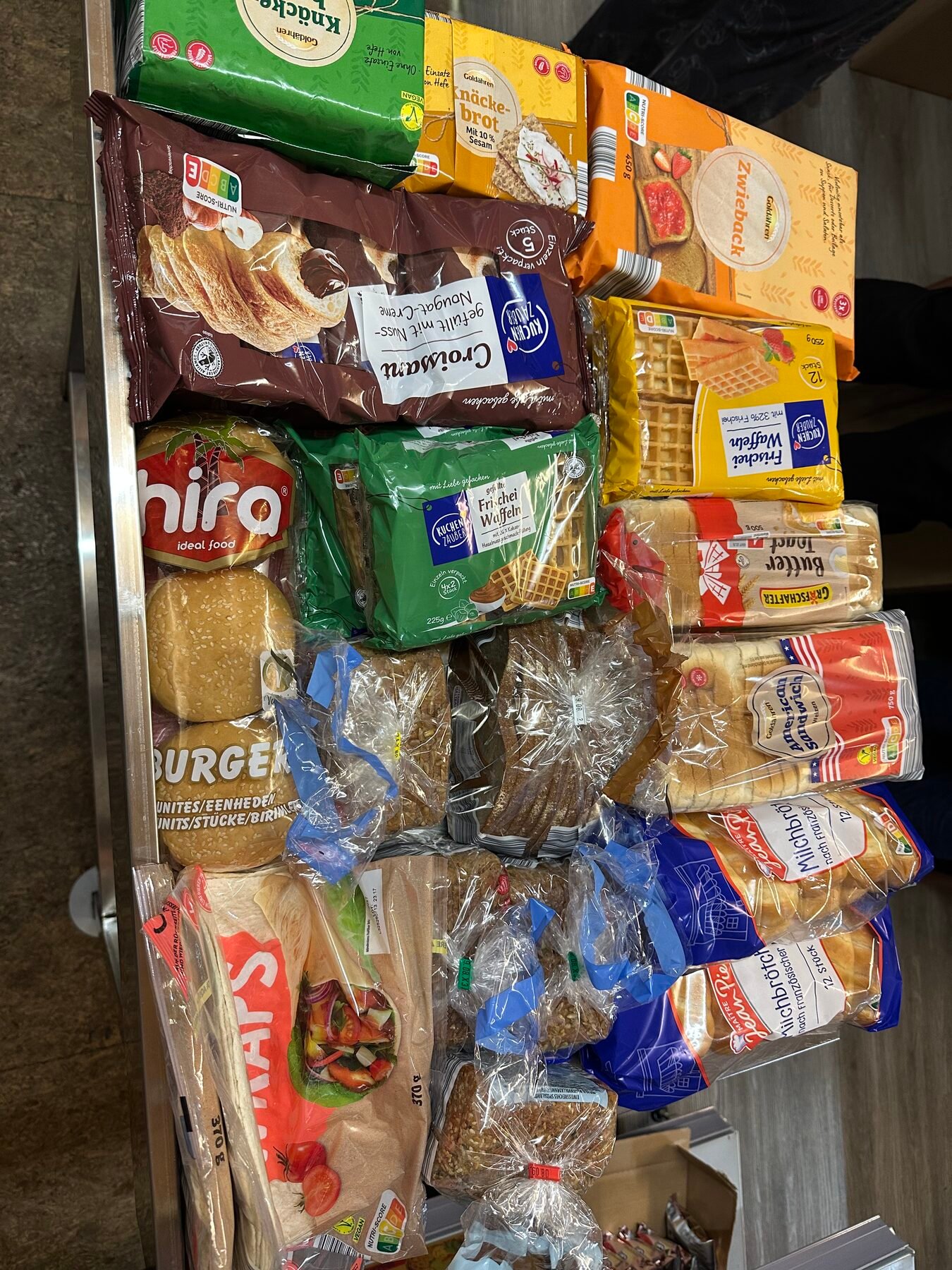 Regal mit frischen Brötchen und Backwaren